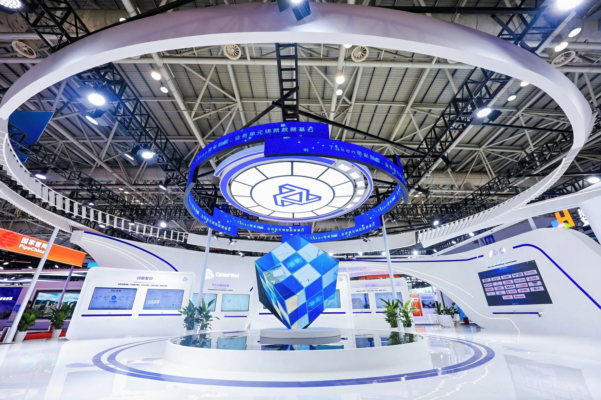 展览空间中的品牌展台、车辆与数字展示